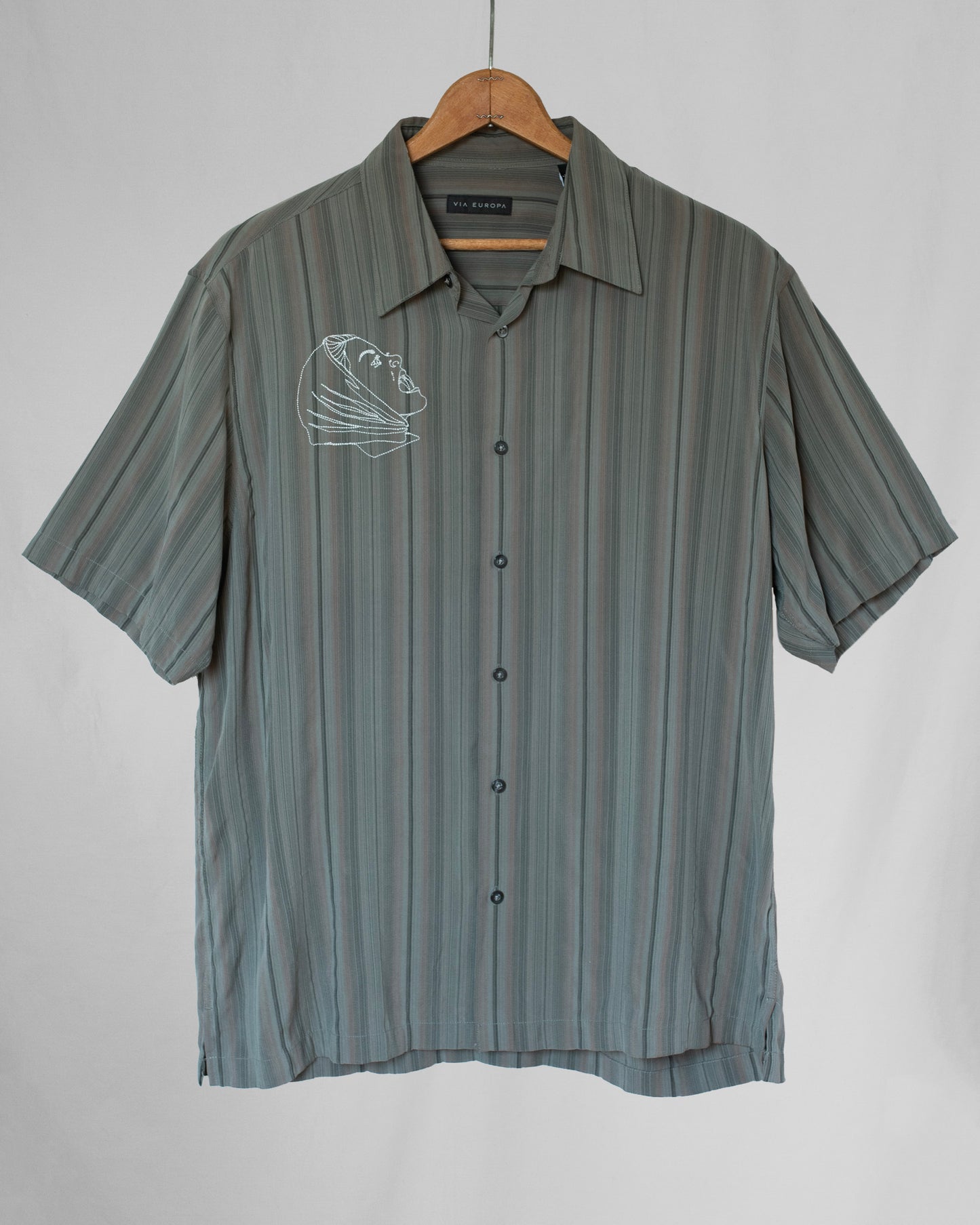 Striped short sleeve shirt with an embroidery on chest.