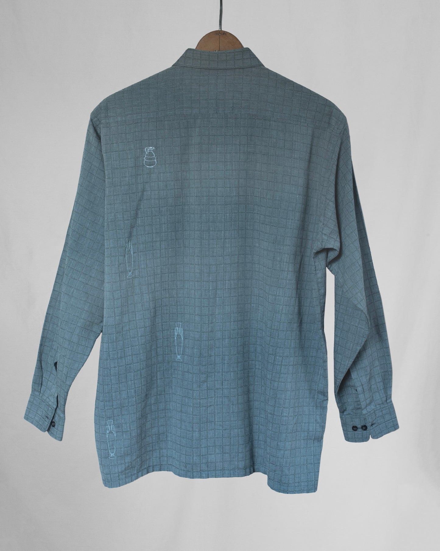 Grey long sleeve back with pottery embroideries.