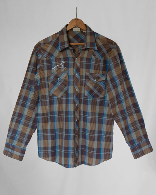 Pearl snap long sleeve with horse embroidery over chest pocket.