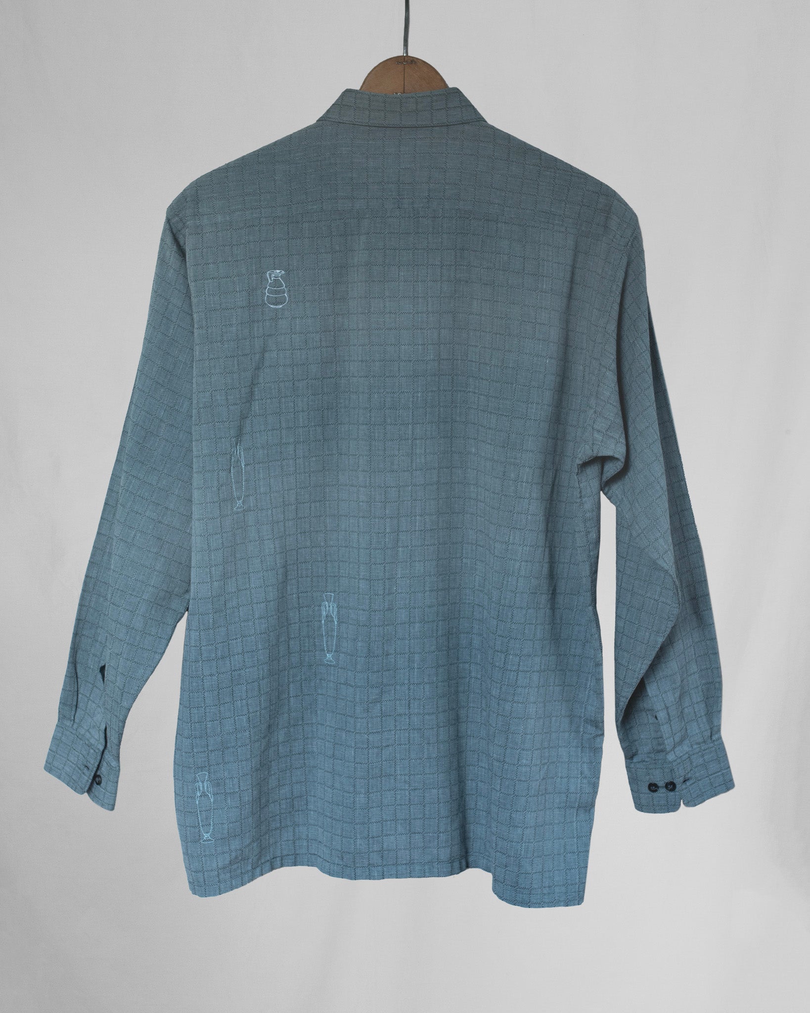 Grey long sleeve back with pottery embroideries.